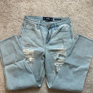 Hollister High-rise Mom Jean size 3R